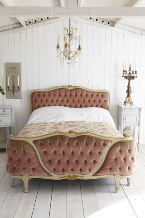 Louis XV buttoned curved-foot bed in original pink velvet.